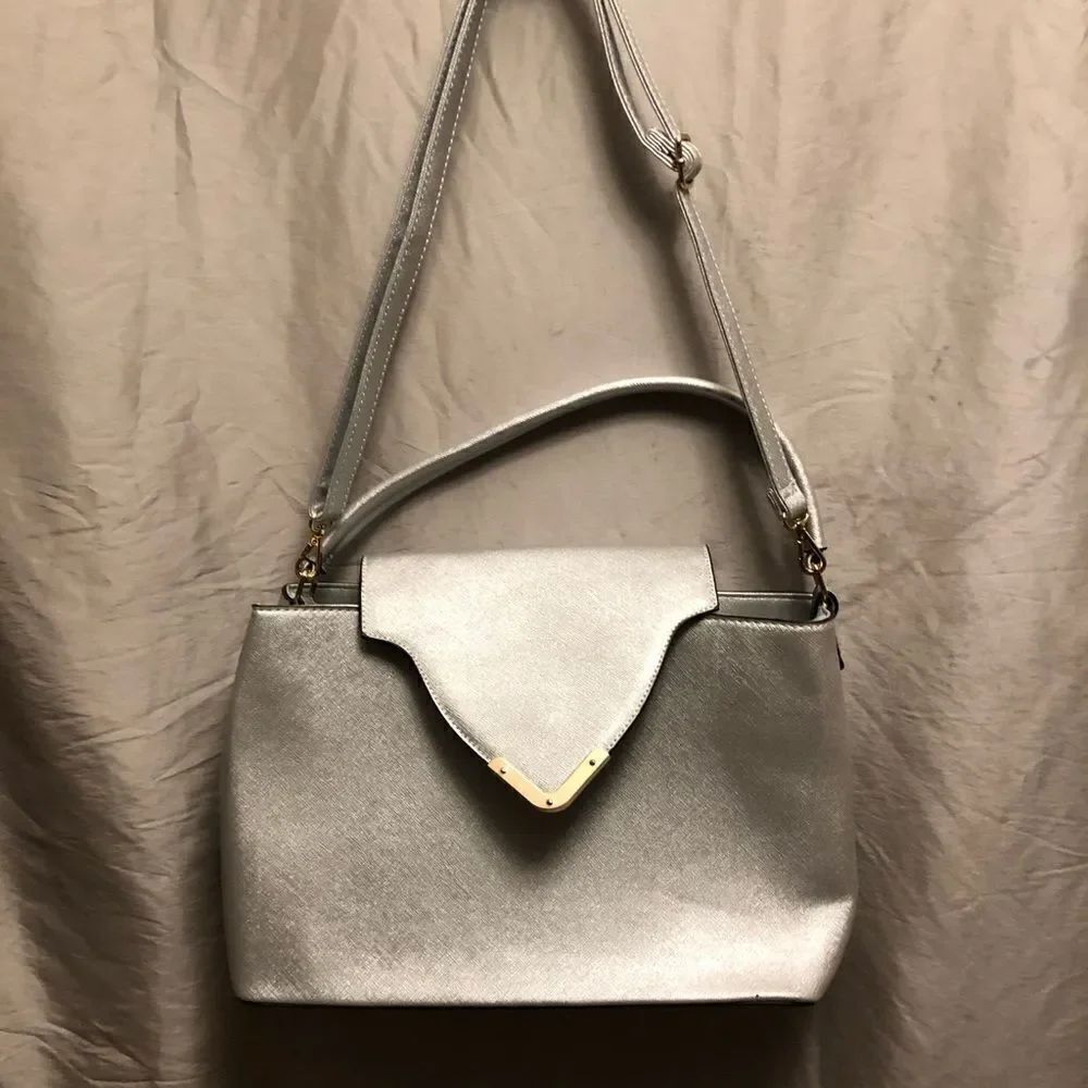 Faux leather silver purse 